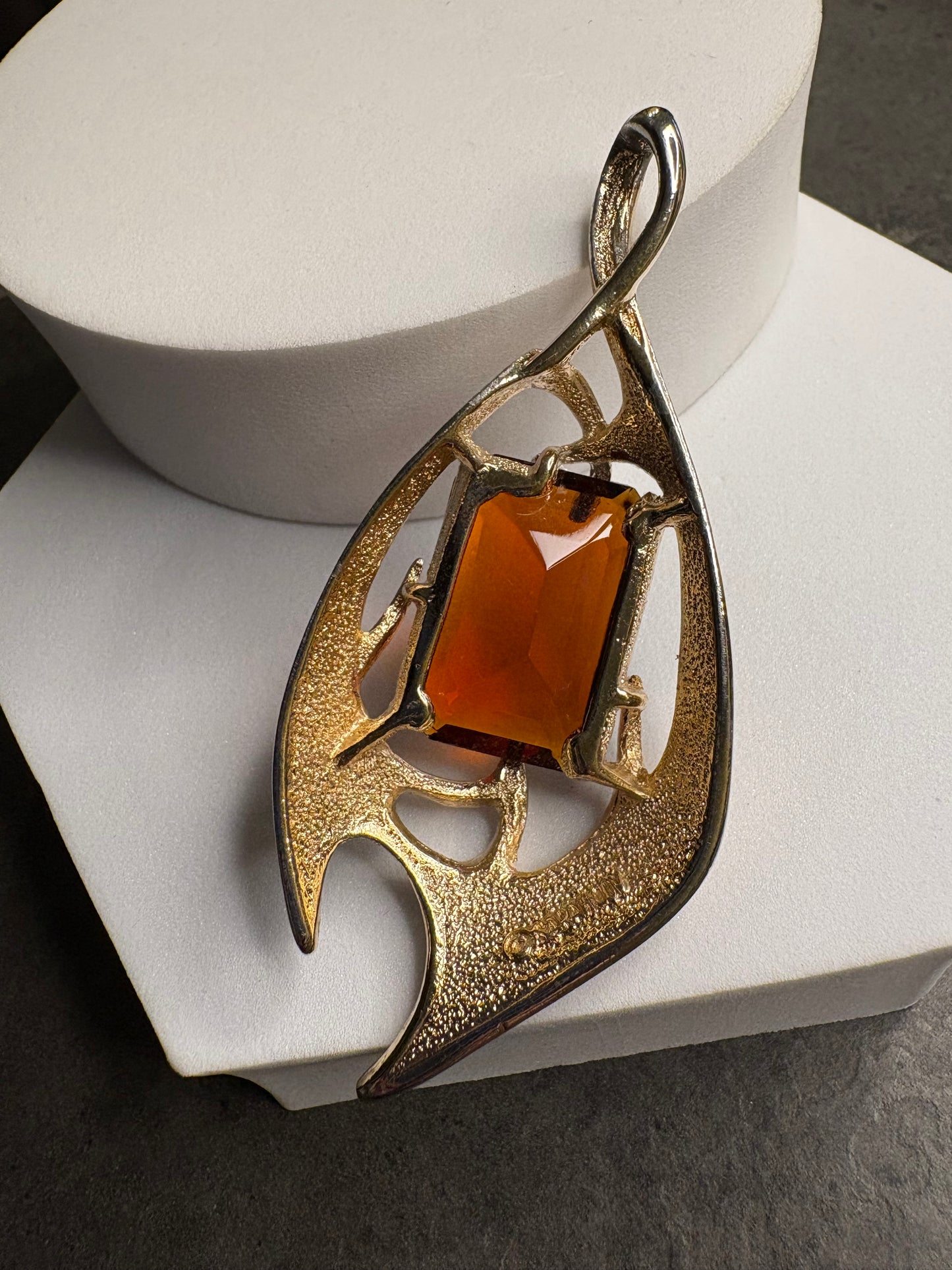 Pendente Sarah Coventry “Molten Topaz” – 1963