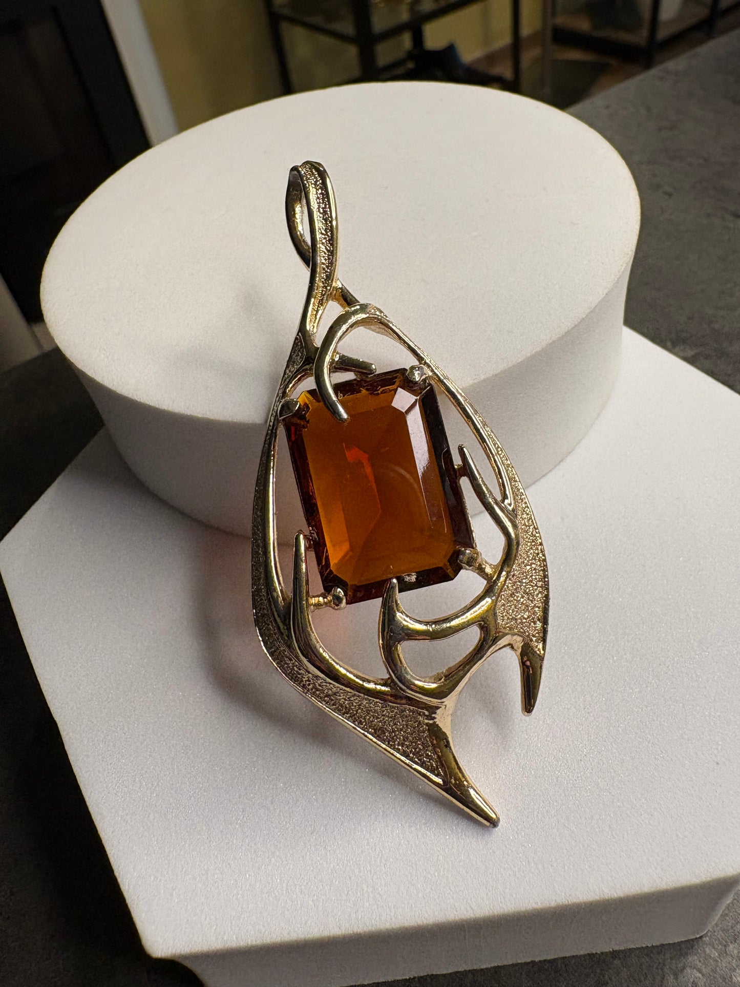 Pendente Sarah Coventry “Molten Topaz” – 1963