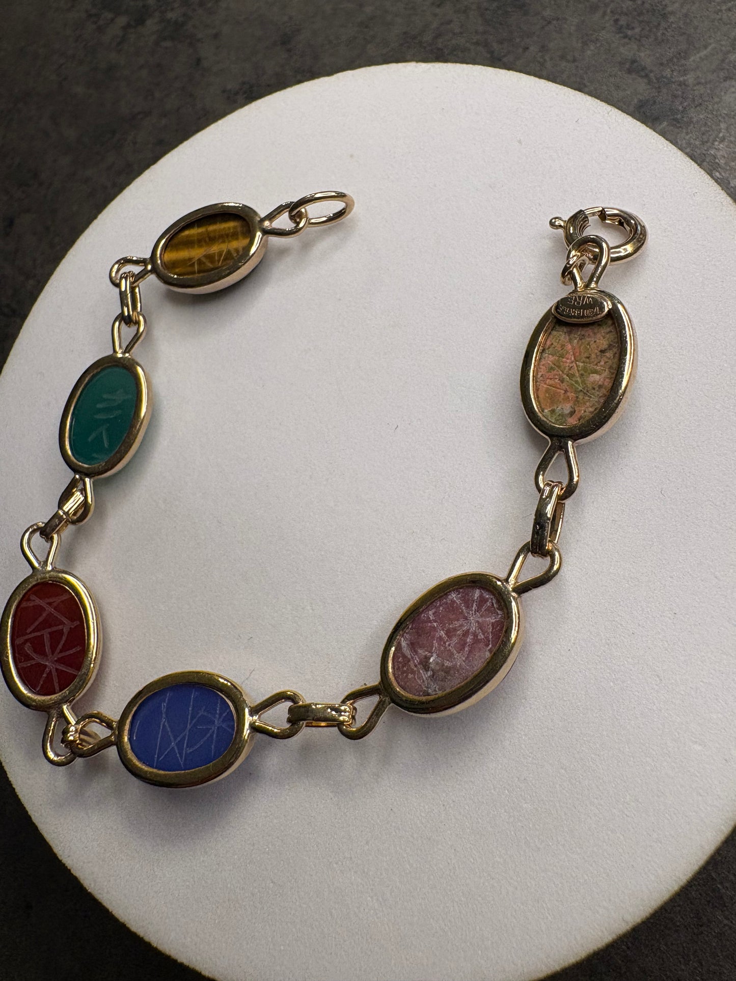 Bracciale WRE Richards con scarabei in pietra scolpita