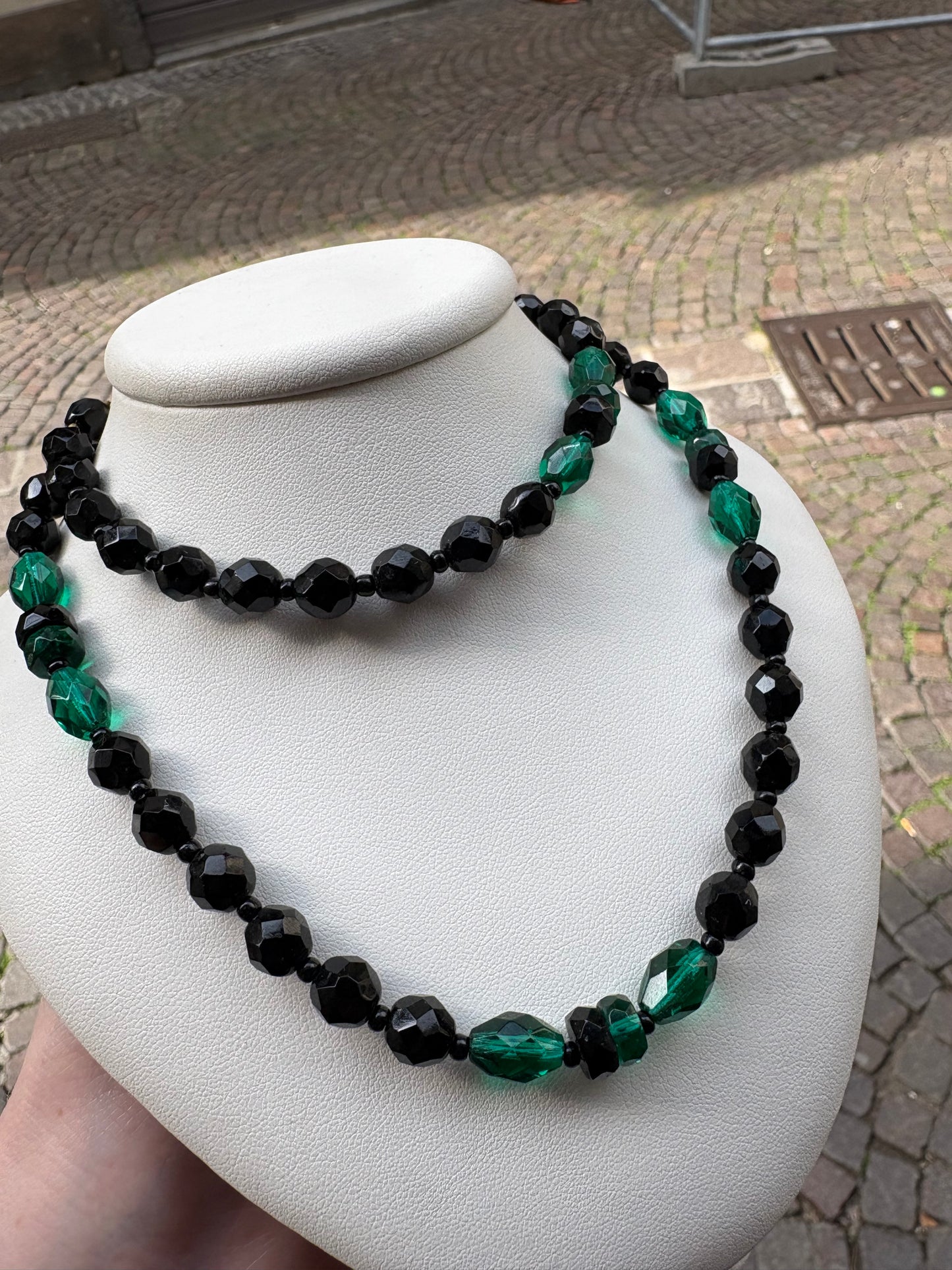 Collana in vetro nero e verde sfaccettato