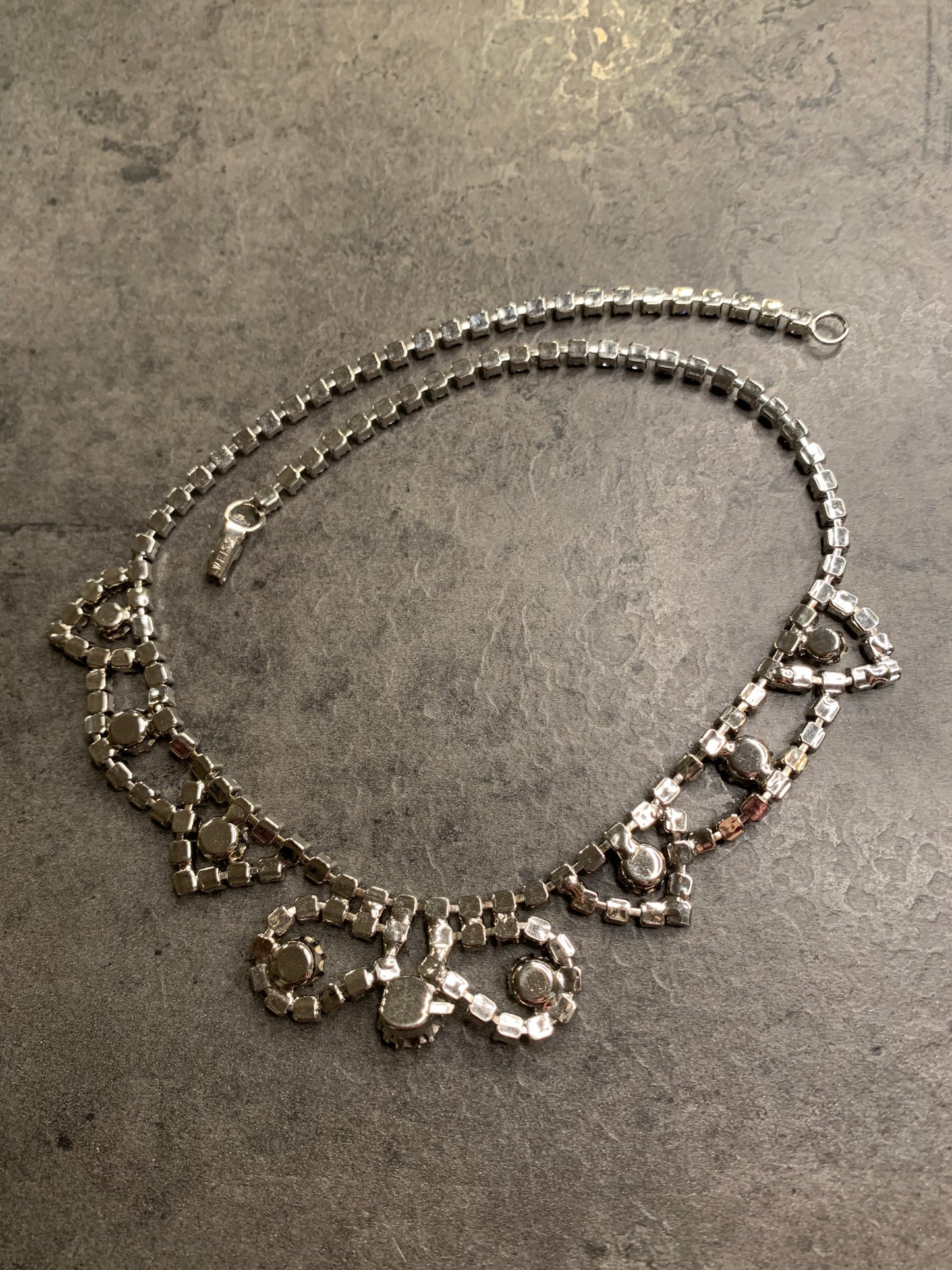 Collier Weiss