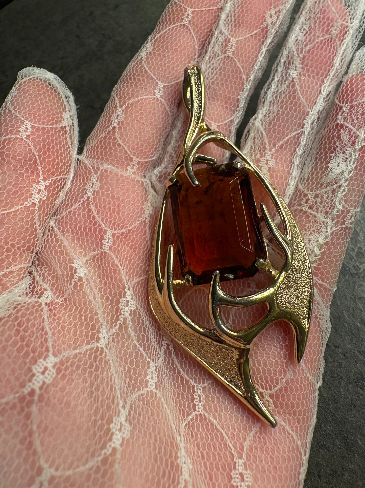 Pendente Sarah Coventry “Molten Topaz” – 1963