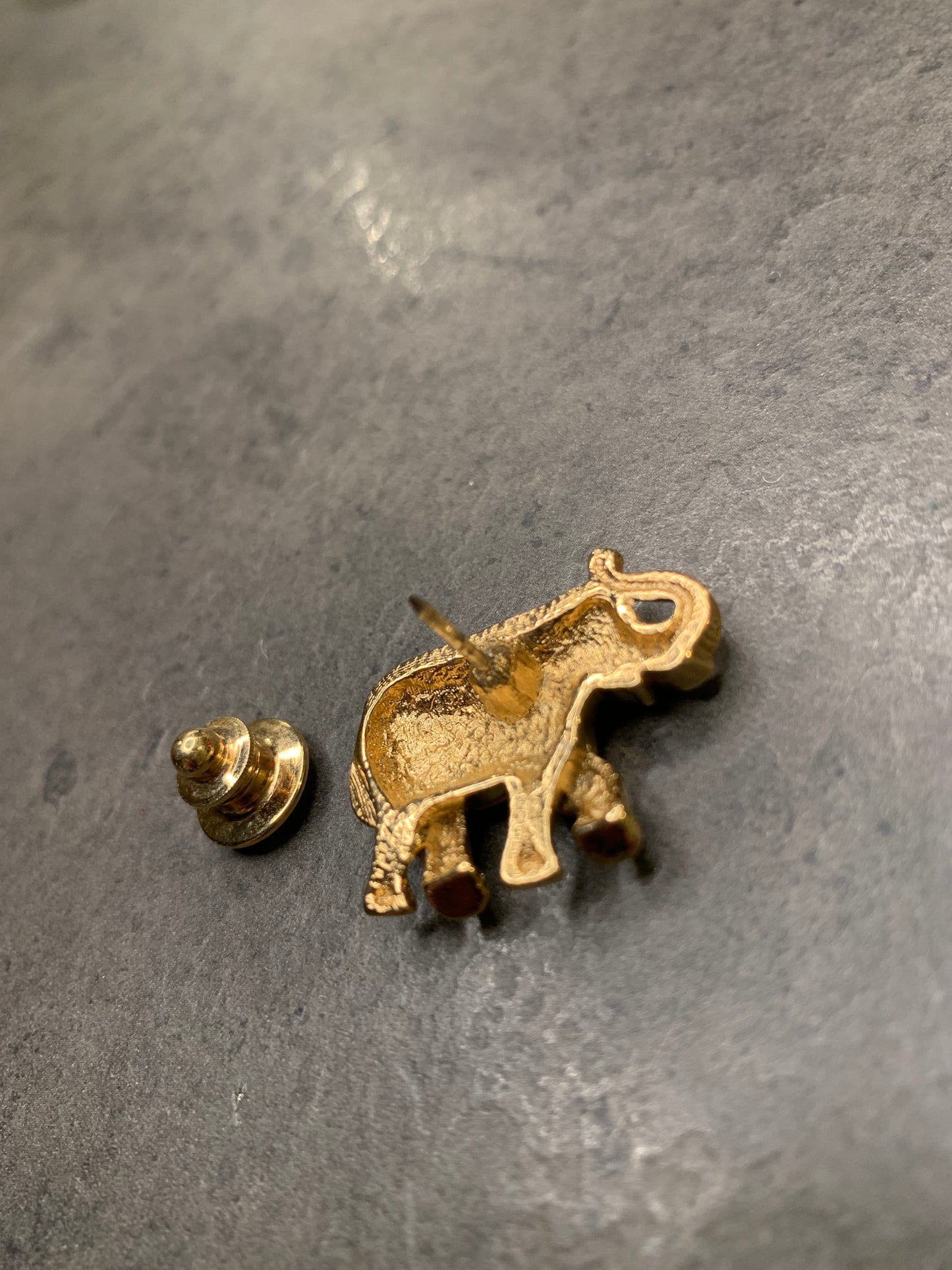 Pin Avon “Elefante”