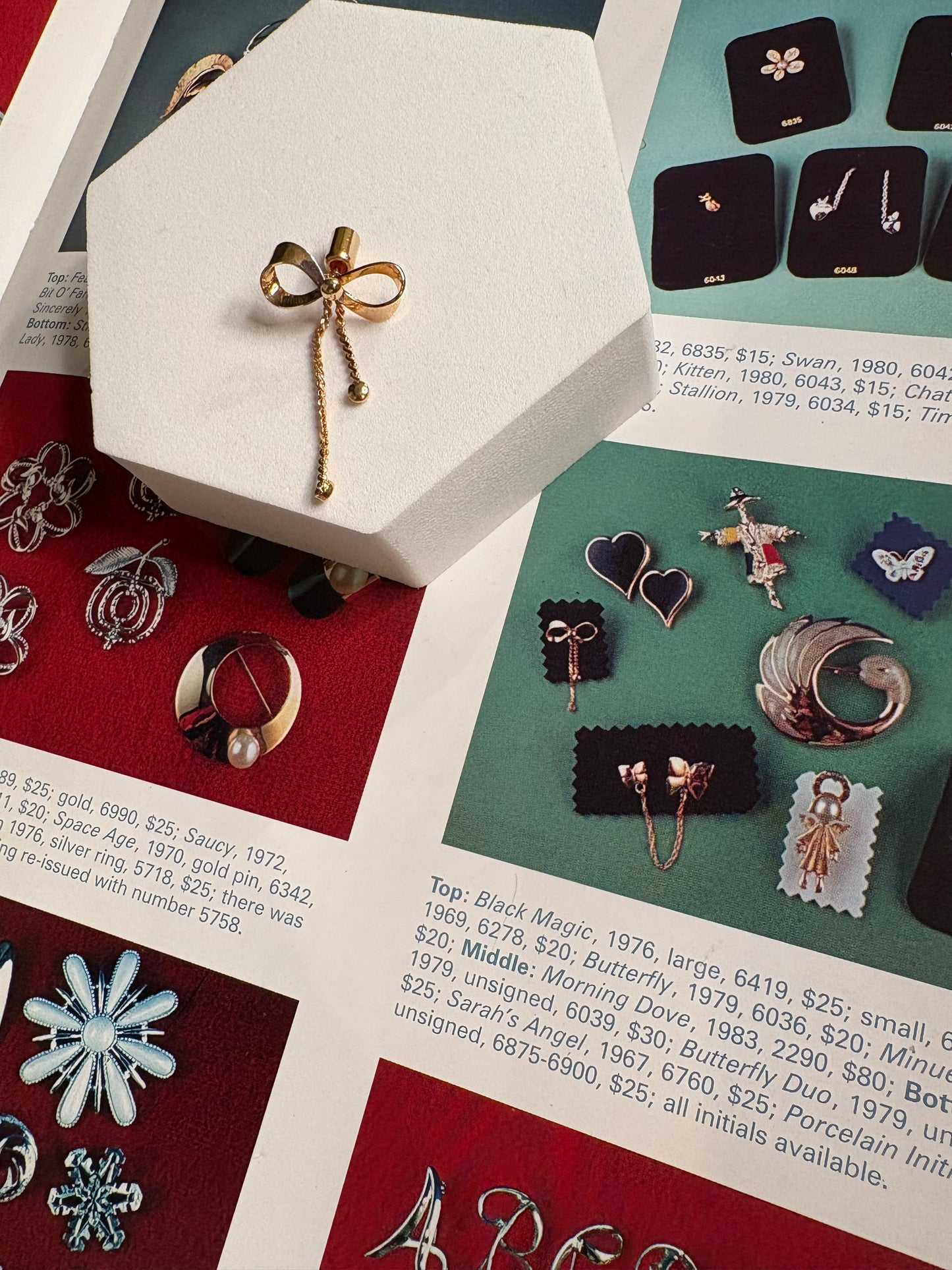 Pin Sarah Coventry “Dainty Bow” – 1979