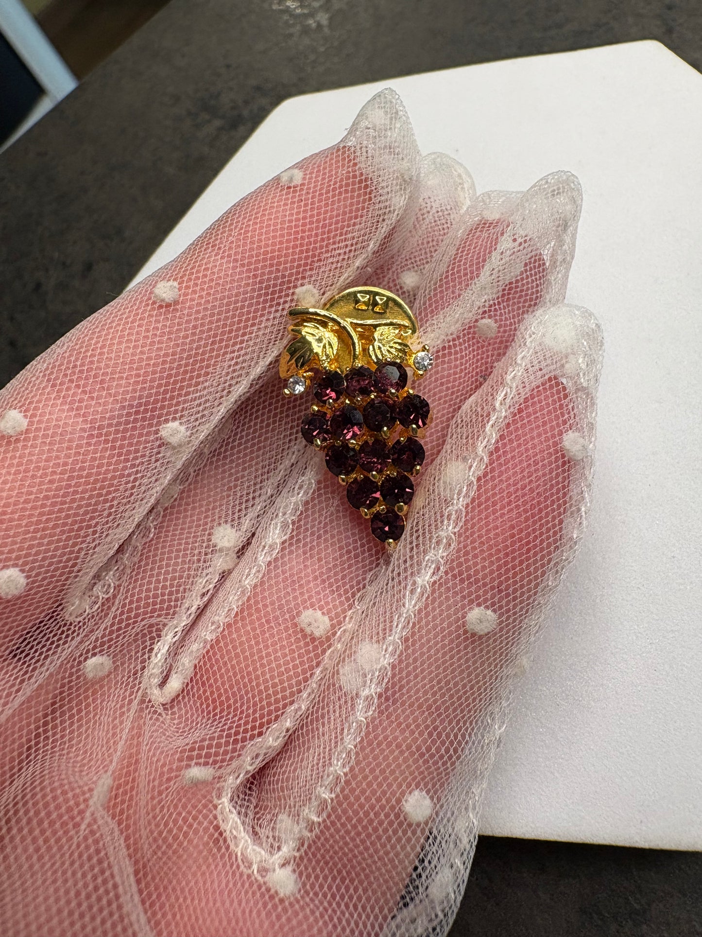 Pin vintage a grappolo d’uva