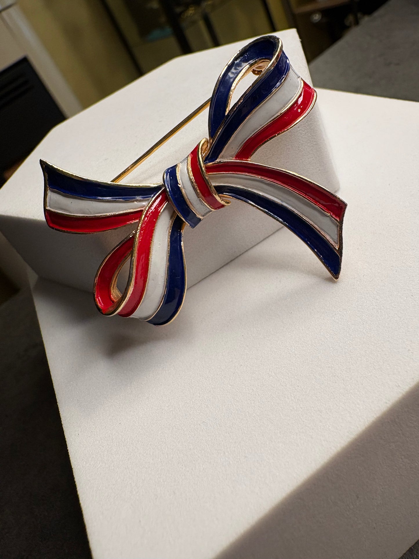 Spilla Trifari “Fiocco”