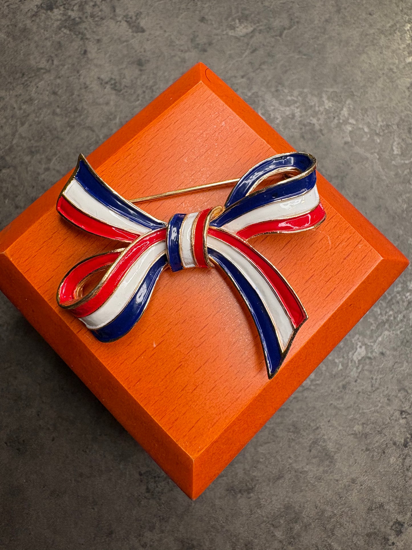 Spilla Trifari “Fiocco”