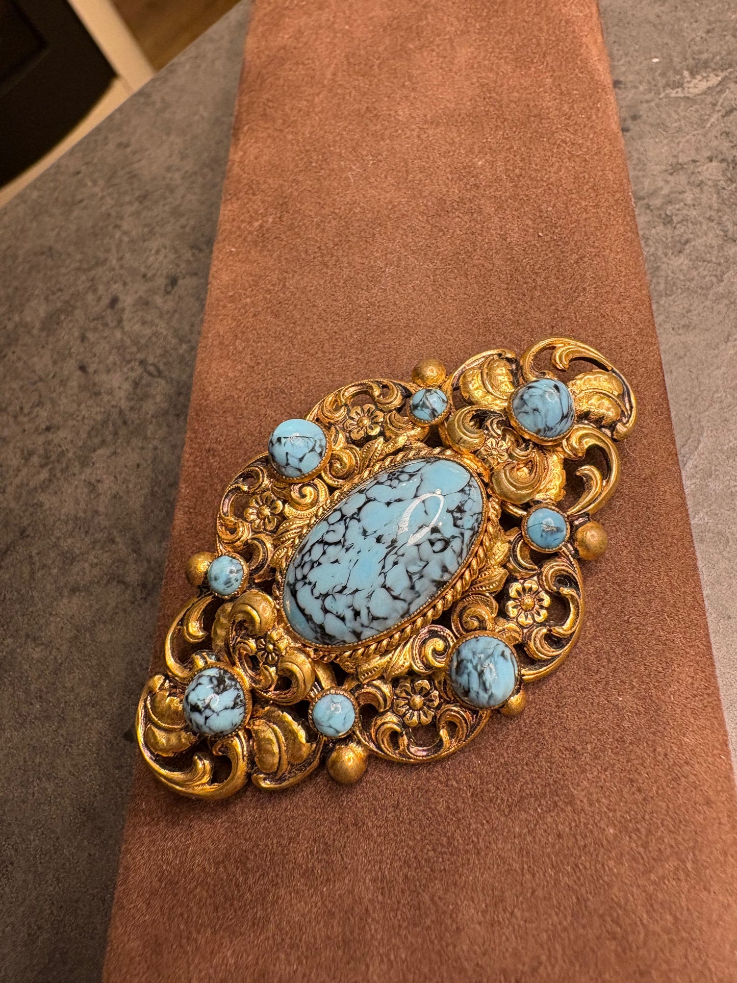 Spilla con vetro artistico