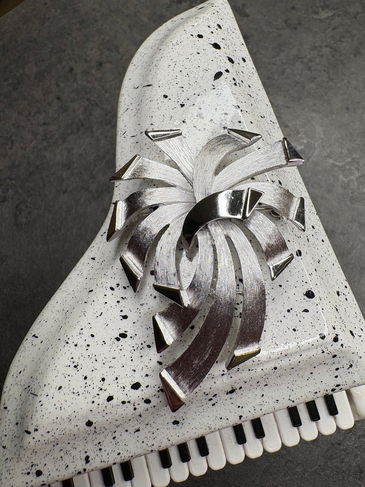 Spilla Trifari “Fiore Stilizzato”