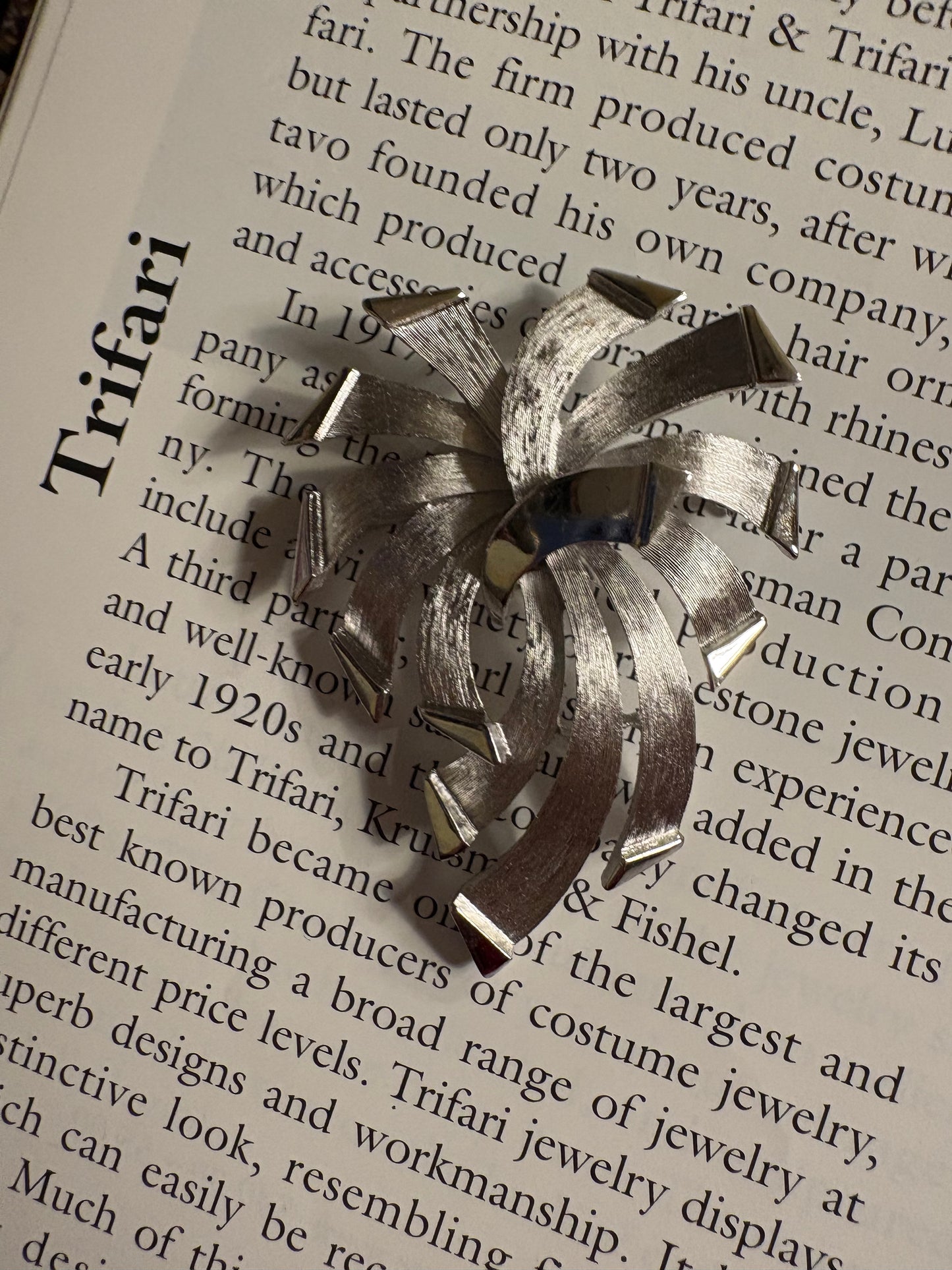 Spilla Trifari “Fiore Stilizzato”