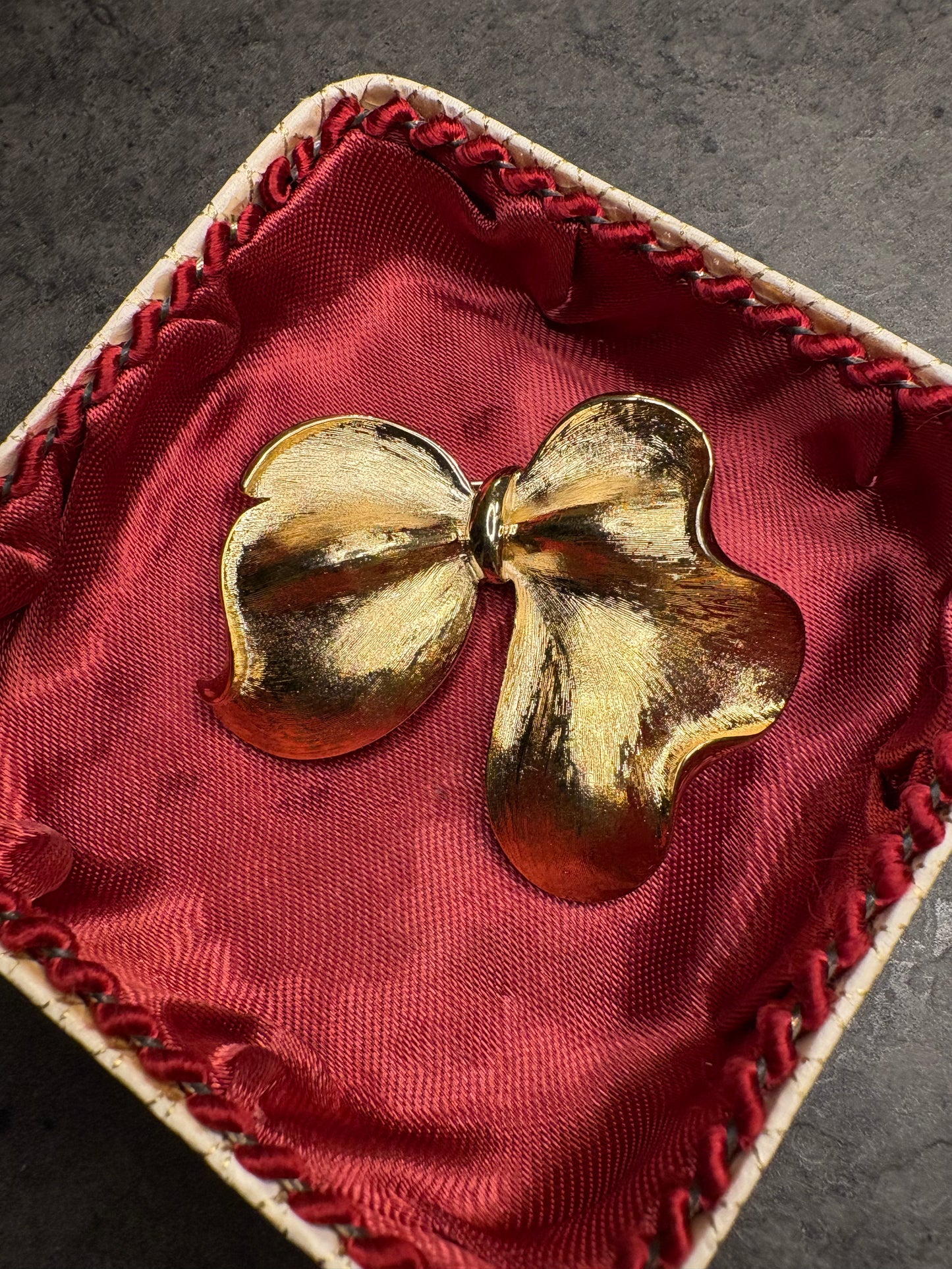 Spilla Trifari “Fiocco”