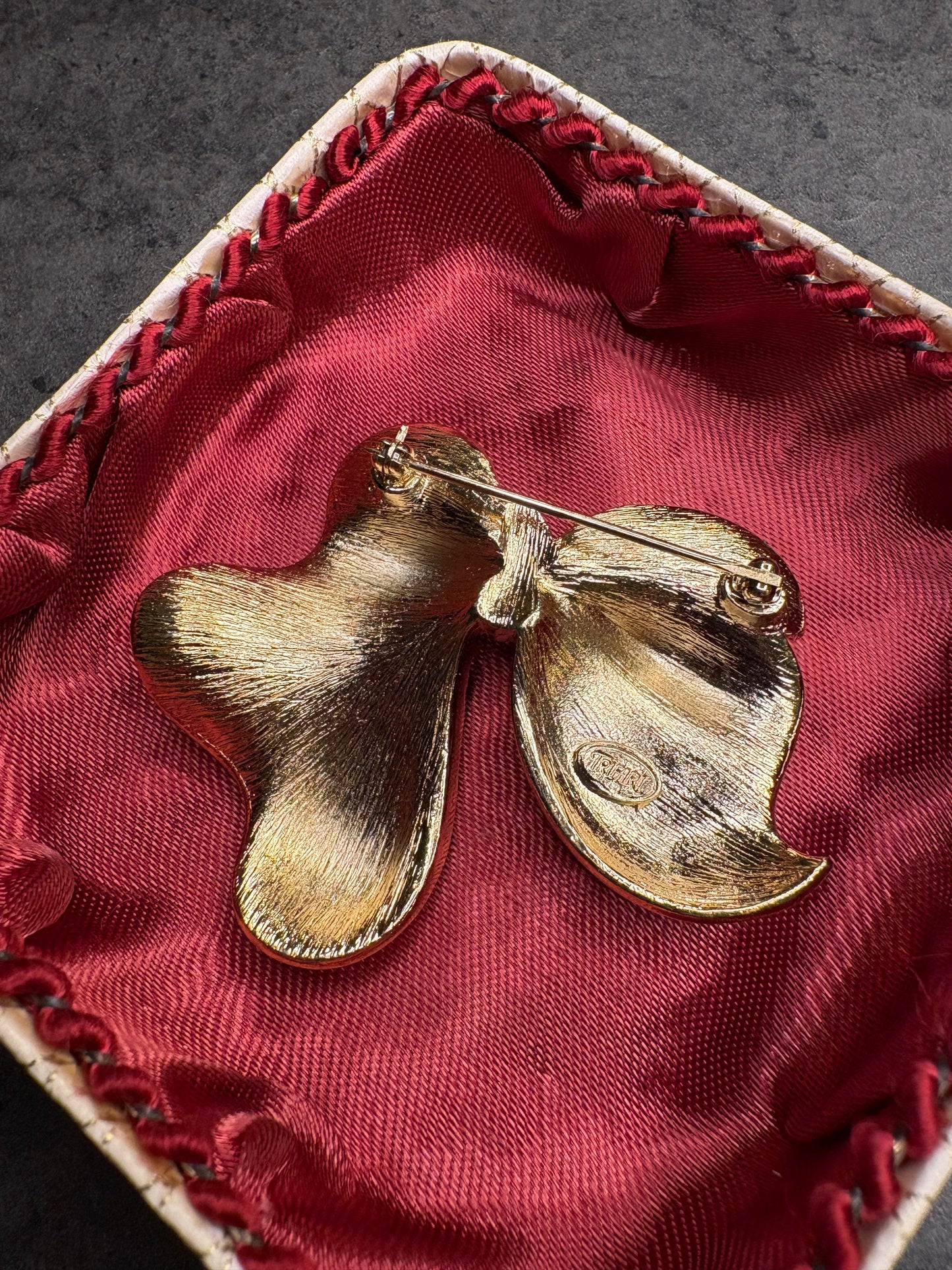 Spilla Trifari “Fiocco”