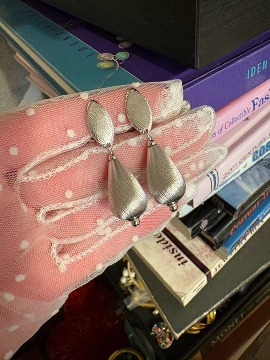 Orecchini a clip Sarah Coventry “Satin Glow” – 1965.