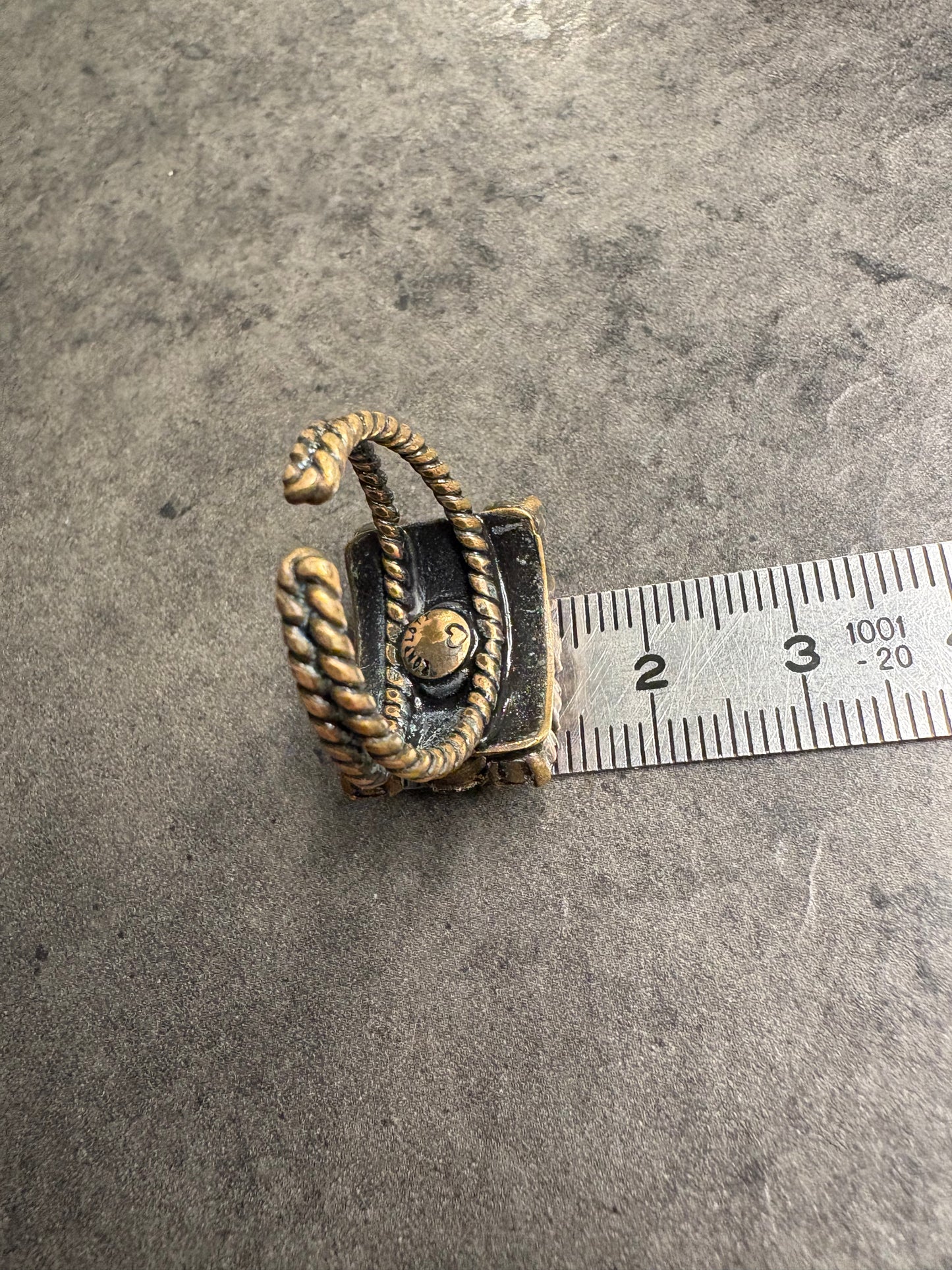 Anello Miranda Konstantinidou Konplott