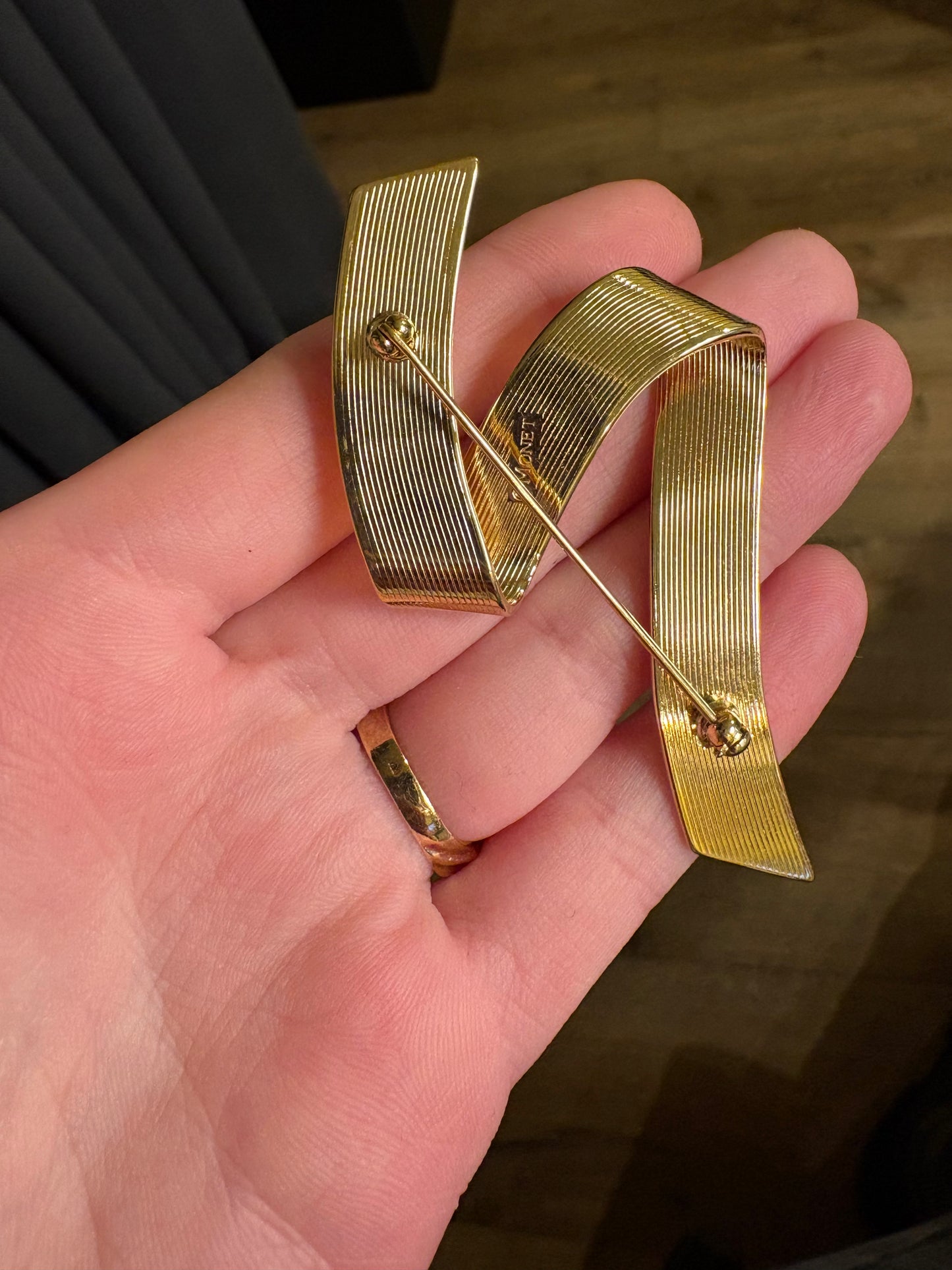 Spilla Monet “Nastro”