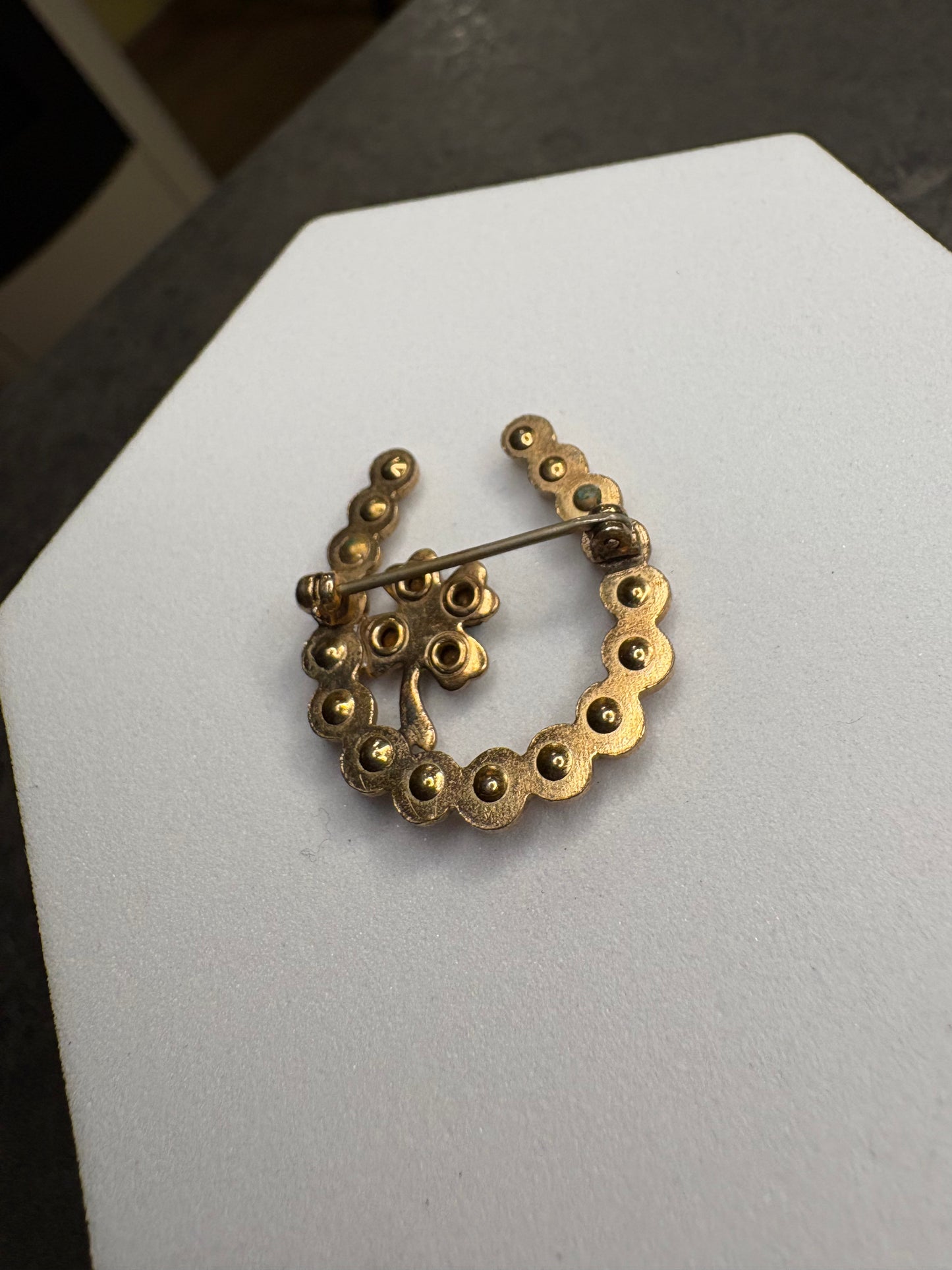 Spilla “Ferro di cavallo con quadrifoglio”