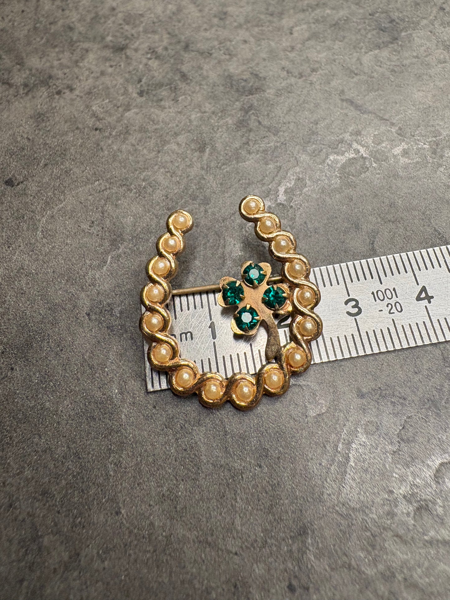 Spilla “Ferro di cavallo con quadrifoglio”