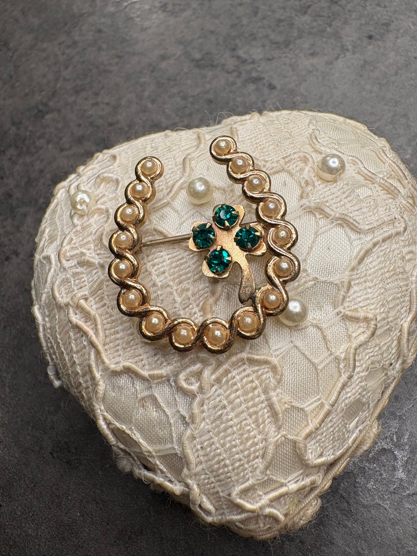 Spilla “Ferro di cavallo con quadrifoglio”