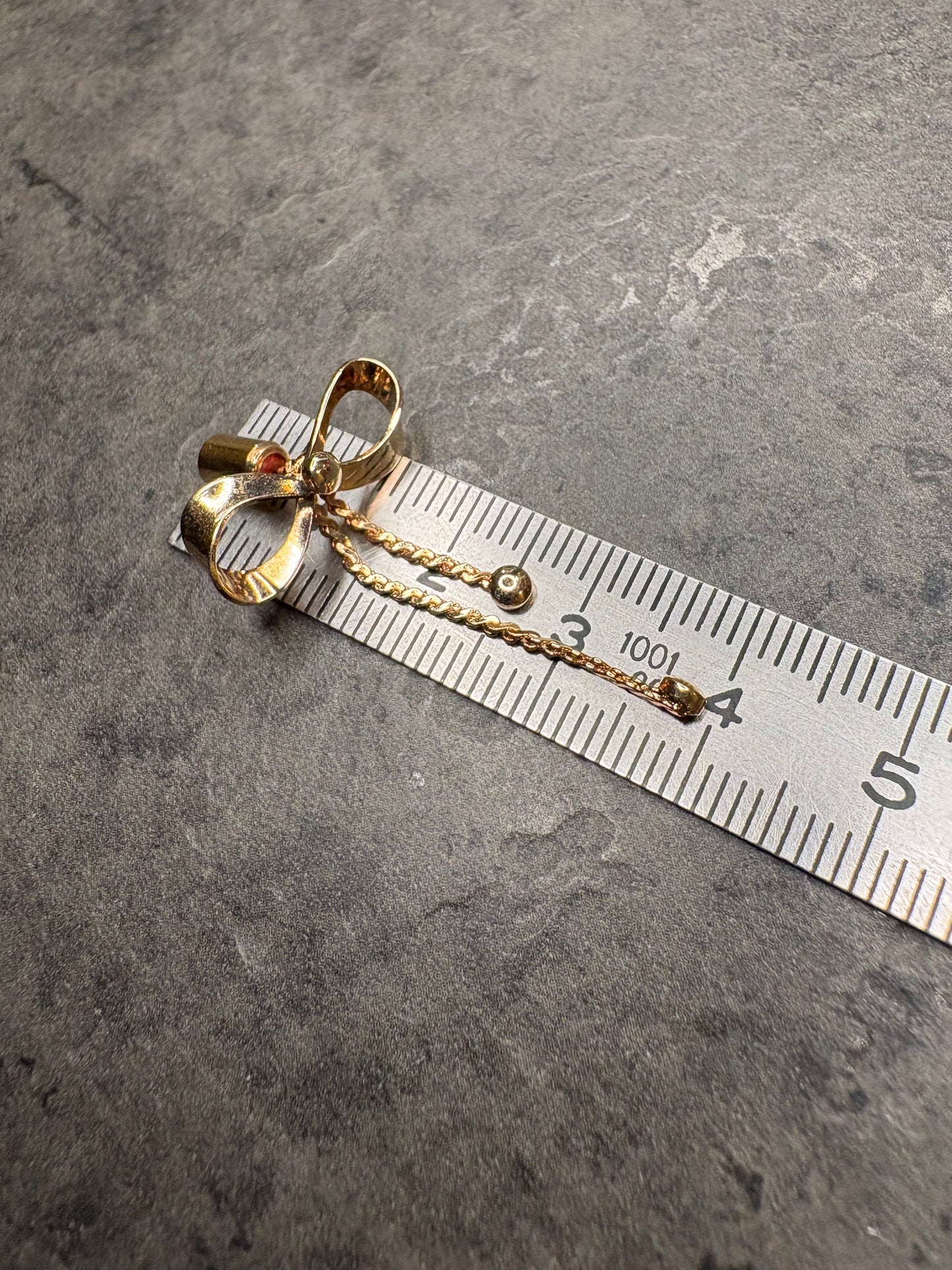 Pin Sarah Coventry “Dainty Bow” – 1979