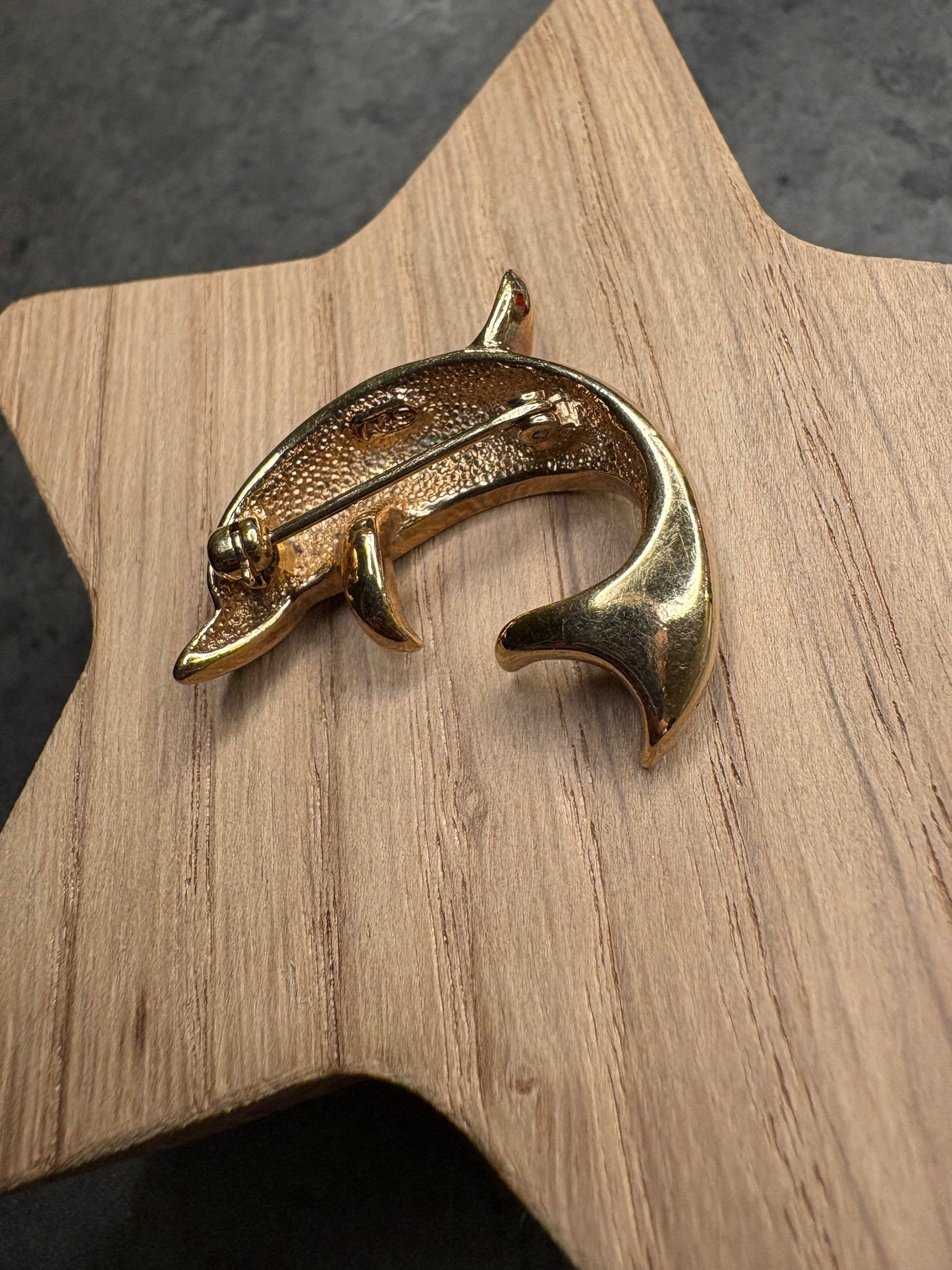 Spilla Delfino Attwood & Sawyer