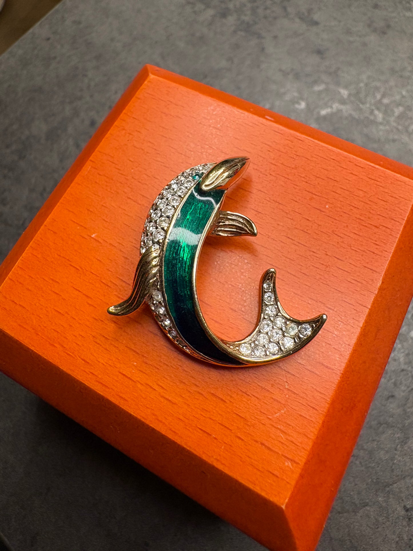 Spilla Delfino Attwood & Sawyer