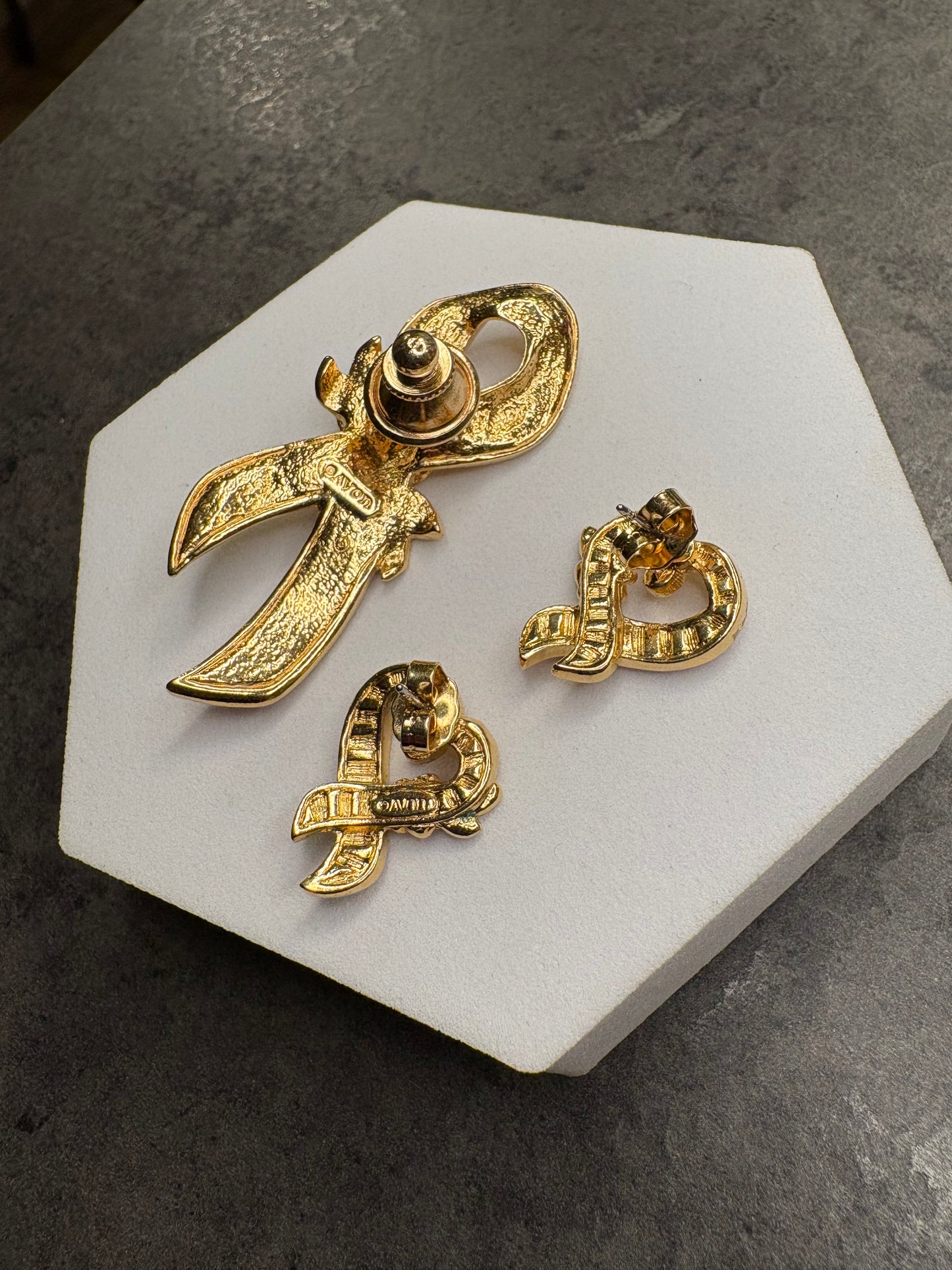 Pin e Orecchini Avon