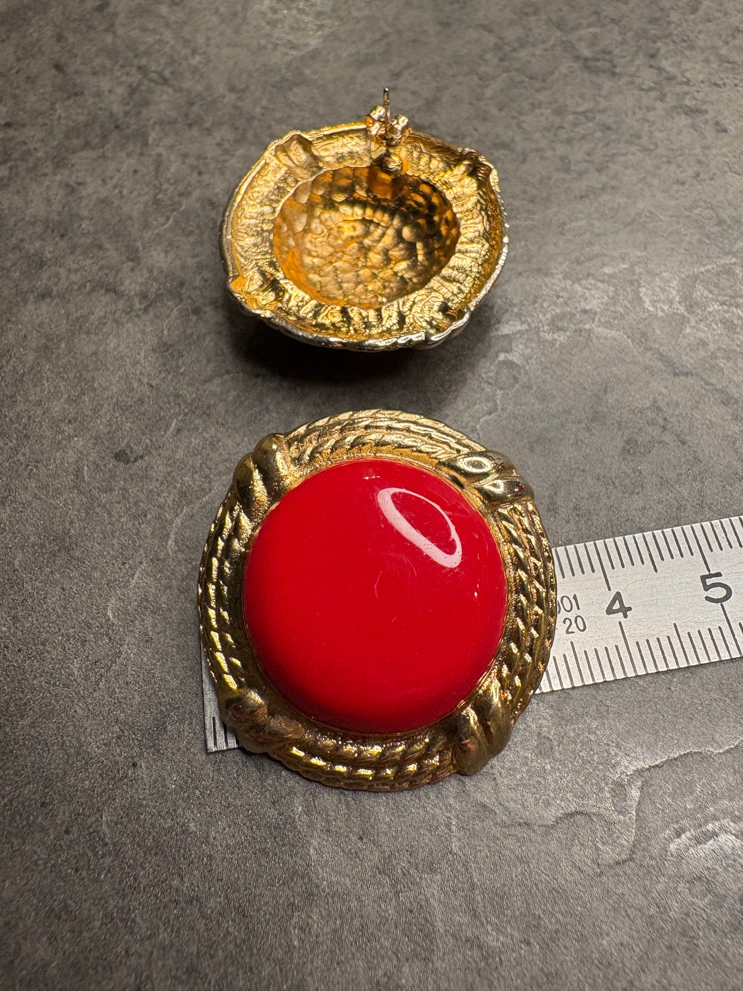Orecchini anni ’80 in metallo dorato con smalto rosso